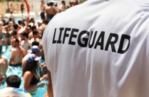 Falsche Strategie - Freibad Personal übernimmt die Security