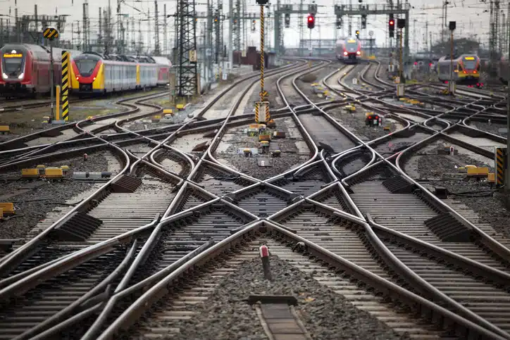 Streifendienste und Standwache rund um Bahnhöfe und Züge durch Aquila Security