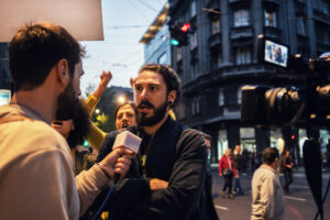 Security für Medienvertreter: Schutz im Rahmen der Protest-Berichterstattung