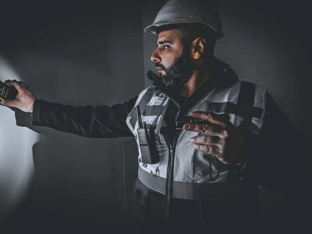 Bauarbeiter mit Schutzhelm und Weste in Aktion.