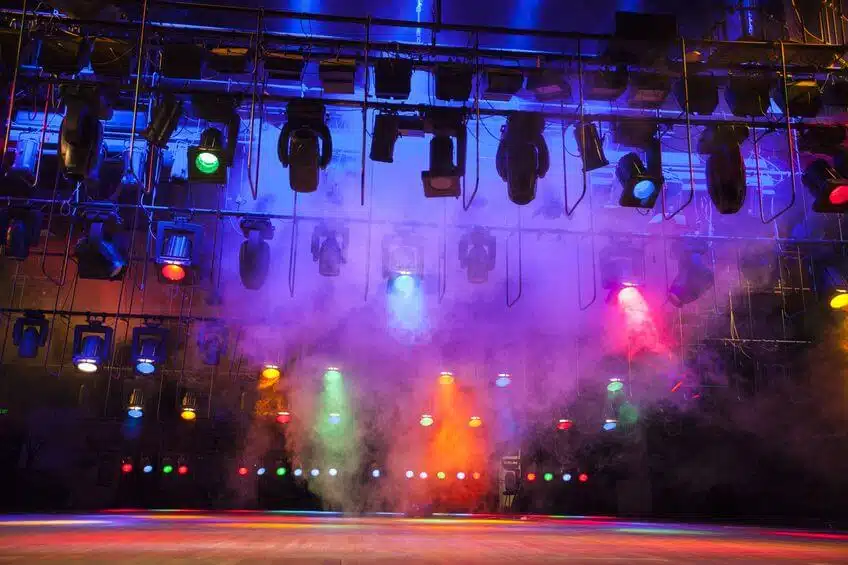 Brandsicherheitswache Erlensee für Events Ob in der Villalala Erlensee, in der Fallbachhalle oder im Bürgerhaus Erlenhalle: Bei den unterschiedlichsten Anlässen in Erlensee werden Brandsicherheitswachen benötigt. Für einige Events in der hessischen Kleinstadt im Main-Kinzig-Kreis ist dies laut Versammlungsstättenverordnung vorgeschrieben. Bei anderen ist diese Sicherheitsvorkehrung dringend zu empfehlen. So sind Brandwachdienste durch professionelle Brandschutzhelfer beispielsweise Vorschrift bei Großveranstaltungen. Unsere erfahrenen Spezialisten checken vorab bei einem Ortstermin, ob die Veranstaltungsstätte den gesetzlichen Vorgaben hinsichtlich des Brandschutzes entspricht. Bei diesem Termin beheben wir auch Brandlasten und tragen so bereits im Vorfeld dazu bei, die Brandgefahren für die Veranstaltung einzudämmen.