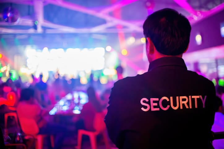 Sicherheitsdienst in einem lebhaften Veranstaltungsort